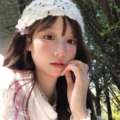 与一位女士合影